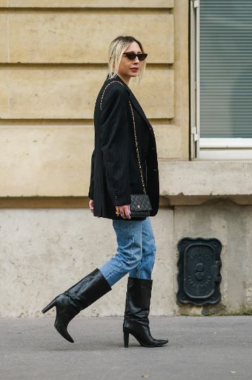 Hailey Bieber: looks básicos, botas altas y estilo Y2K