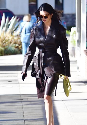 Kendall Jenner luce un look de cuero al estilo Y2K