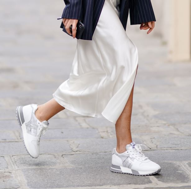 El Clásico que no pasa de moda: zapatillas blancas, el must-have del calzado