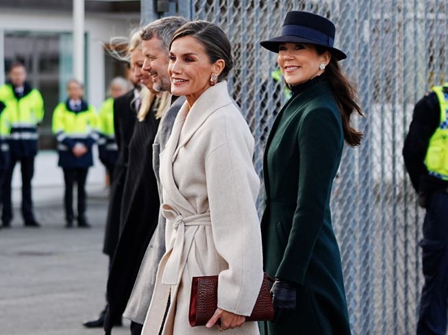 La Reina Letizia en Dinamarca elige el tapado overzise como su aliada para looks elegantes