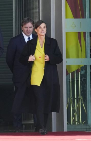 La Reina Letizia en Dinamarca elige el tapado overzise como su aliada para looks elegantes