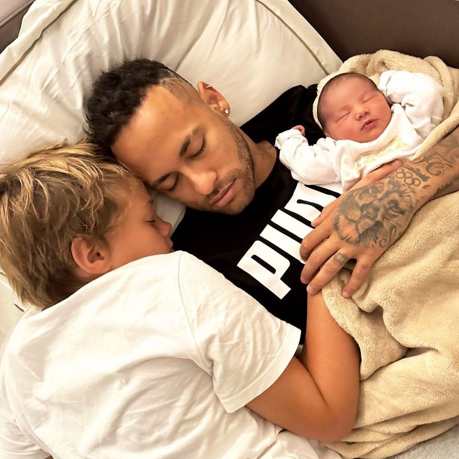 Neymar mostró la carita de su bebé en una tierna producción