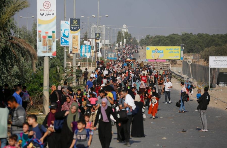 Ciudadanos huyen de la Franja de Gaza