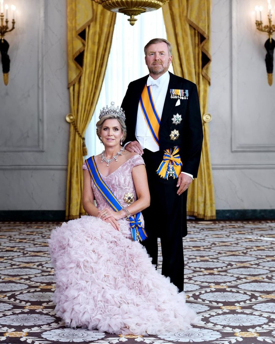 Con la tiara de Stuart y vestido de Jan Taminiau: aparecen nuevos retratos oficiales de Guillermo y Máxima