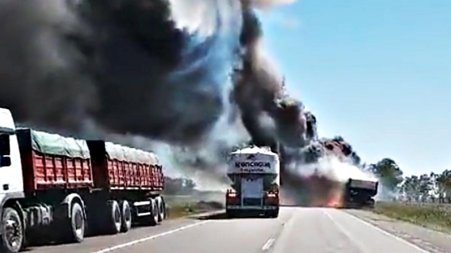 explosión de un camión en la Ruta 3 altura Las Flores
