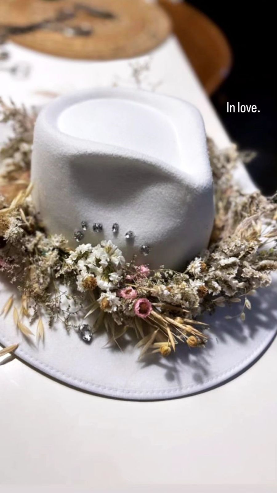 Nicole Neumann eligió completar su look de novia con sombreros de diseño exclusivo 