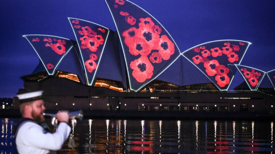 Fotogaleria La Ópera de Sídney está iluminada con amapolas mientras el corneta de la Marina Real Australiana Phill O'Neill toca 