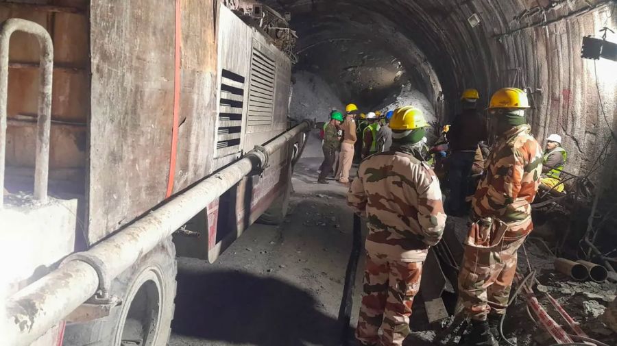 India lucha por rescatar a 40 obreros atrapados tras el derrumbe de un túnel