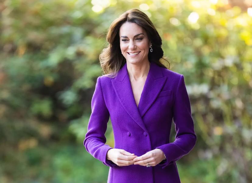 Kate Middleton esplendida en morado, su mejor traje real hasta ahora y joyas de Lady Di