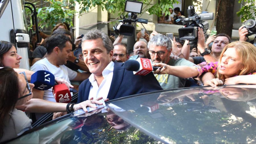 Sergio Massa entrando al colegio Carlos Pellegrini de cierre de campaña