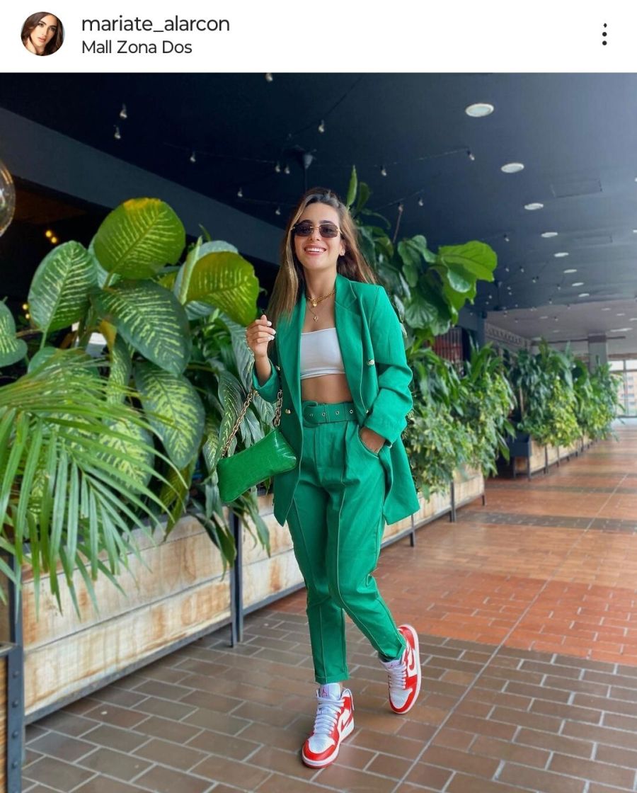 Letizia Ortiz nos muestra el pantalón verde perfecto para un look 