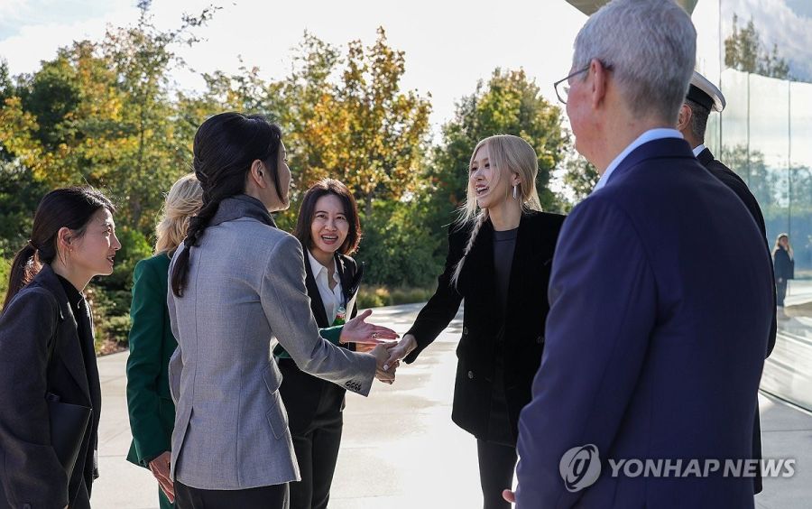 Rosé con la primera dama surcoreana, Kim Keon Hee, y la primera dama de Estados Unidos, Jill Biden