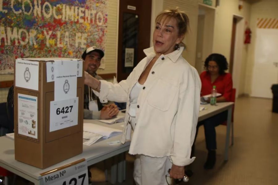 Marcela Tinayre votando 