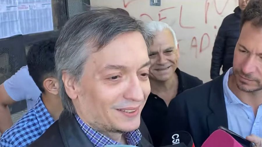 Máximo Kirchner, votando en Tolosa, en las afueras de La Plata.