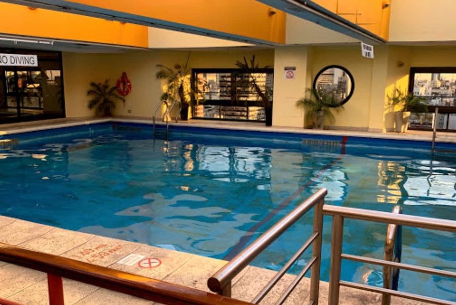 Vistas panorámicas, piscina y spa: el lujoso lounge del piso 21 en el que Javier Milei espera los resultados de las elecciones 