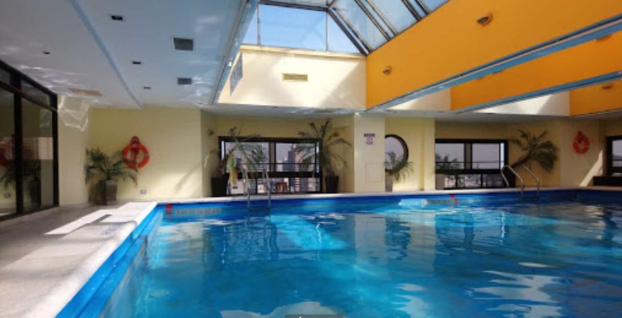 Vistas panorámicas, piscina y spa: el lujoso lounge del piso 21 en el que Javier Milei espera los resultados de las elecciones 