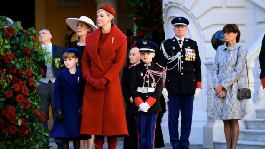 Charlene y Carolina de Mónaco se suben a la tendencia de brillos con sus looks de gala