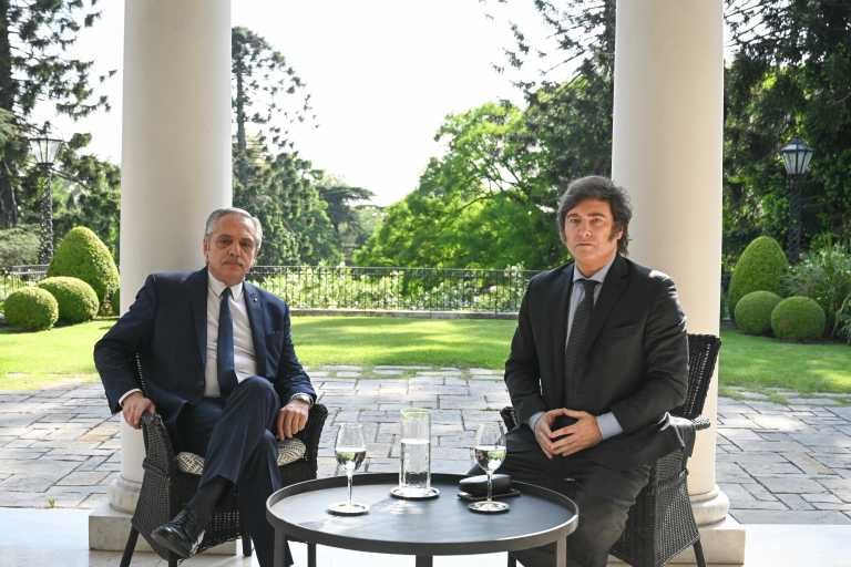El presidente Alberto Fernandez junto al presidente electo Javier Milei durante la reunión que mantuvieron en la Quinta de Olivos.