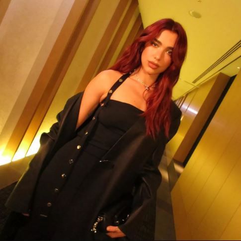 Dua Lipa con el little black dress