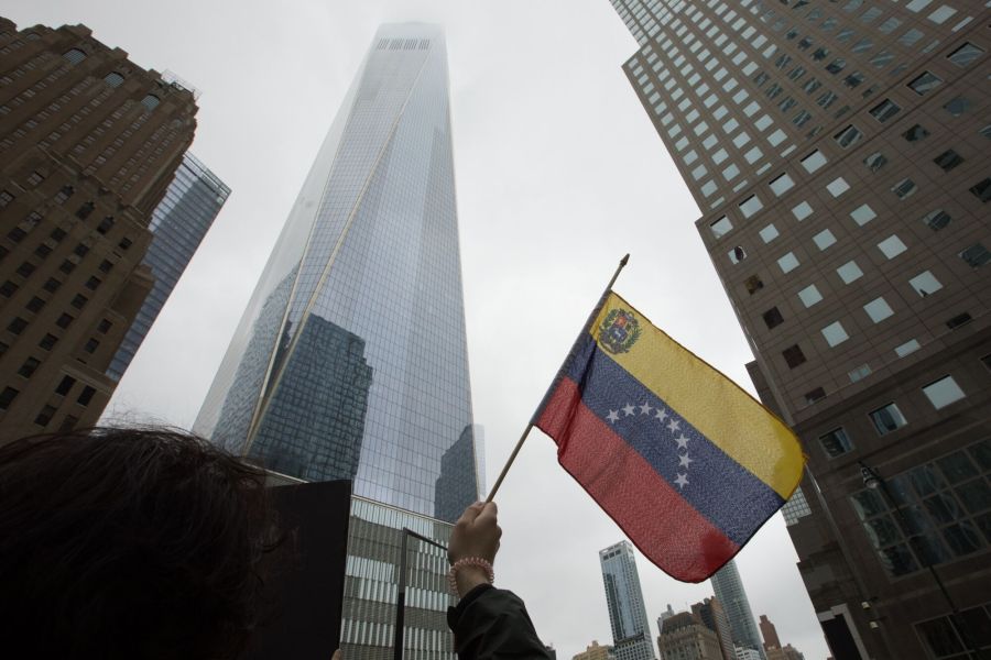 Manifestantes protestan en la sede de Goldman Sachs mientras la compañía defiende el acuerdo de bonos venezolanos vilipendiado por la oposición