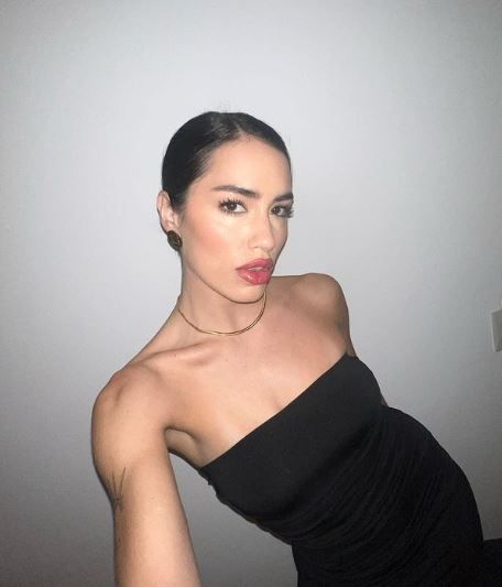 El vestido negro de Lali Esposito que es perfecto para un look casual o elegante