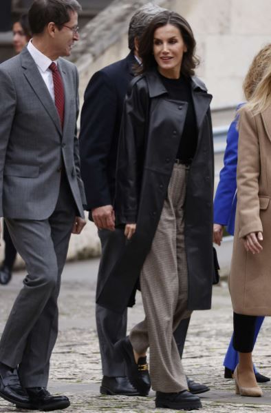 La reina Letizia con gabardina efecto piel y mocasines con suela track, dos prendas trendy de primavera