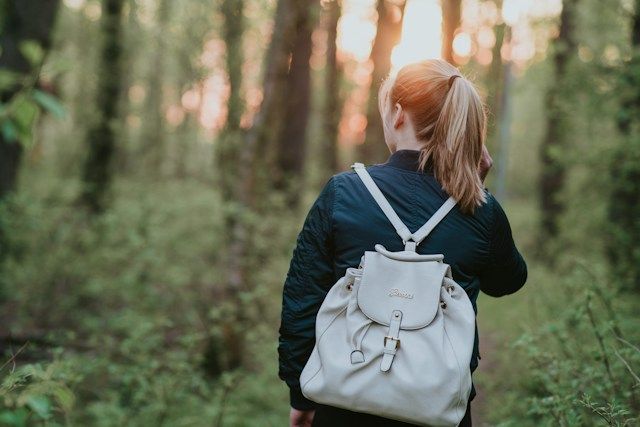 ¿Qué es el rucking? La forma de caminar con peso para un buen estado fisico