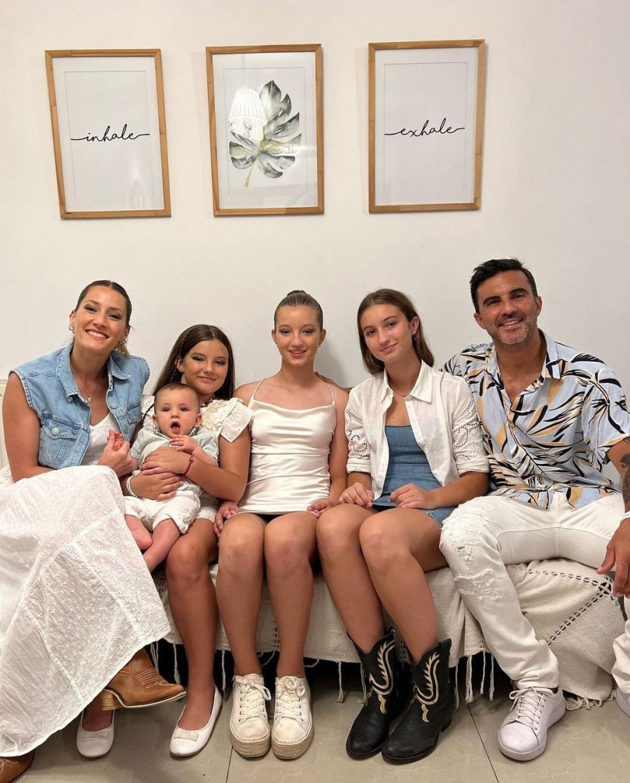 Fabian Cubero y sus hijas con Mica Viciconte 