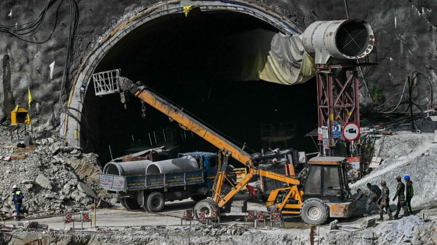 India sigue en vilo el rescate de 41 trabajadores atrapados por la construcción de un túnel de montaña.