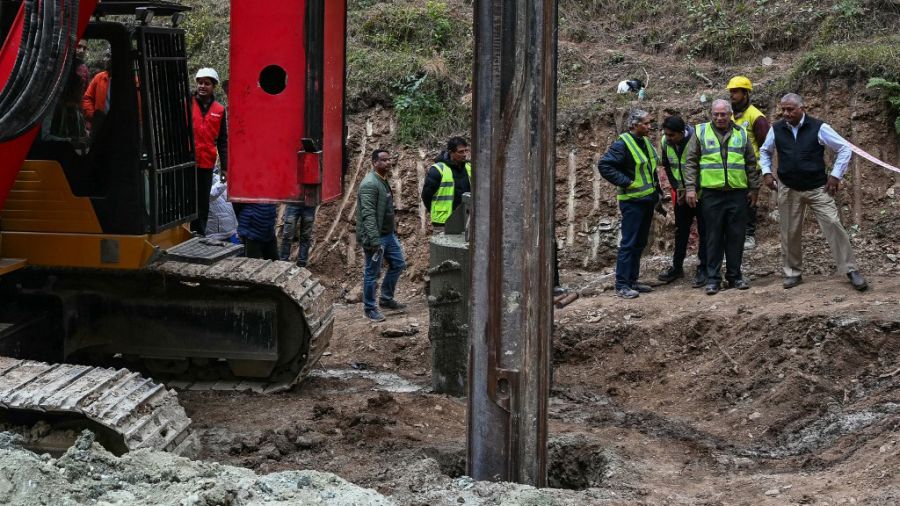 India sigue en vilo el rescate de 41 trabajadores atrapados por la construcción de un túnel de montaña.