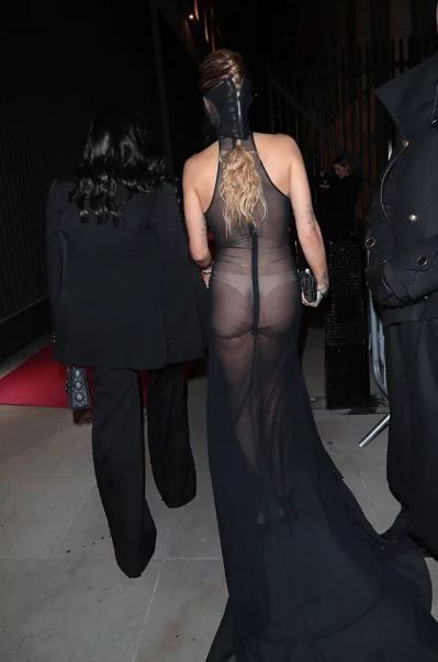 Rita Ora vestido transparente