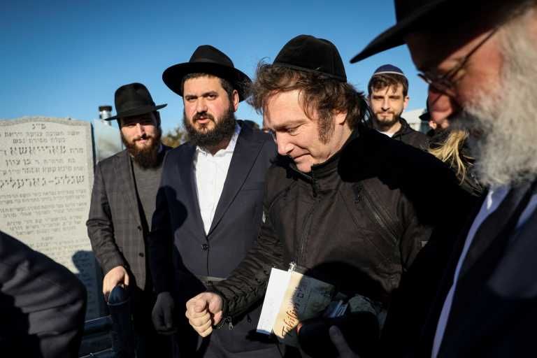 Javier Milei, visita el lugar de descanso del Lubavitcher Rebbe, Rabino Menachem M. Schneerson en el Viejo Cementerio Montefiore en el barrio de Queens de la ciudad de Nueva York, EE.UU., 27 de noviembre de 2023.