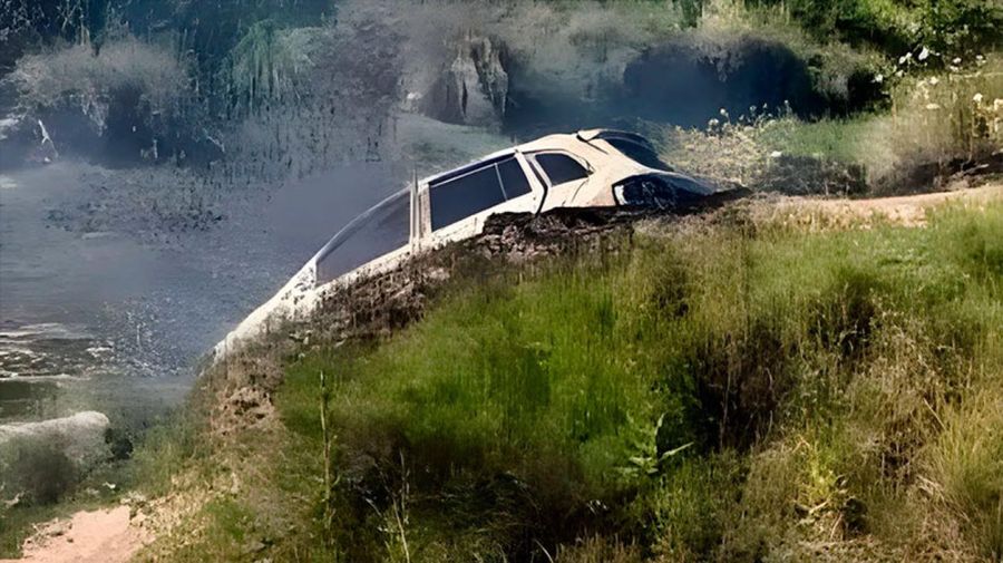 Automovil quemado en autopista Rosario - Córdoba.