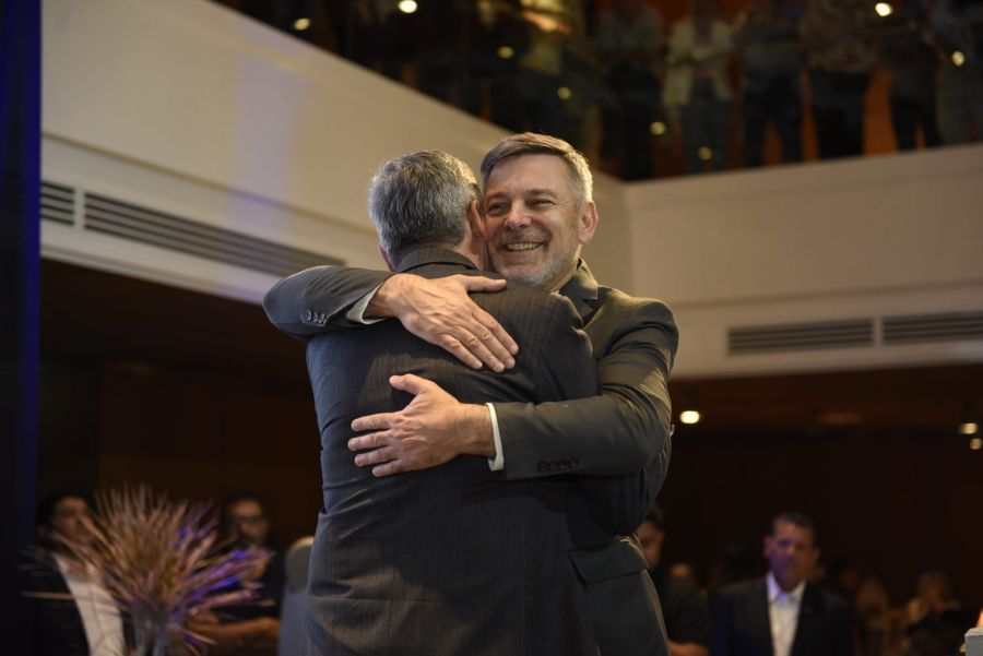 Javier Pretto abraza a Daniel Passerini en el nuevo Concejo