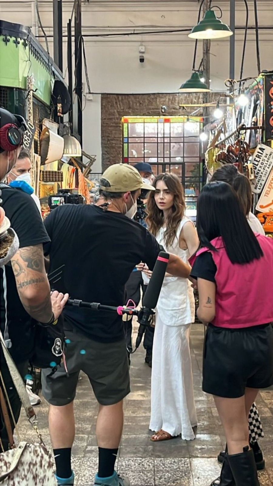 Total white y lino: el look que eligió Lilly Collins para un caluroso día de rodaje por las calles de Buenos Aires