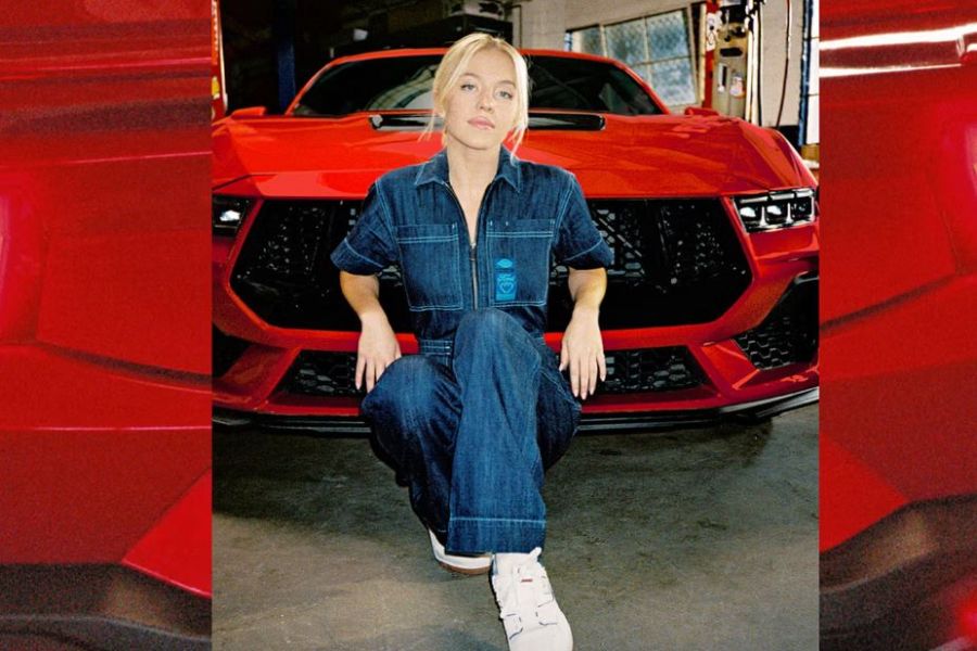 Ford x Sydney Sweeney, la colaboración de ropa chic de trabajo inspirada en el clásico modelo Mustang