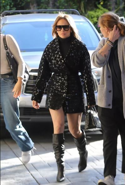 Jennifer Lopez look no paants con blazer y botas altas
