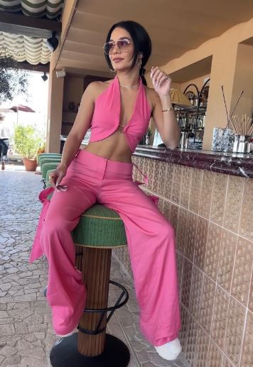 Vanessa Hudgens en un look monocromatico rosado