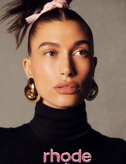 Hailey Bieber con labios curvy