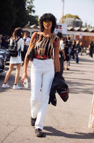 Pantalon blanco con top estampado llamativo