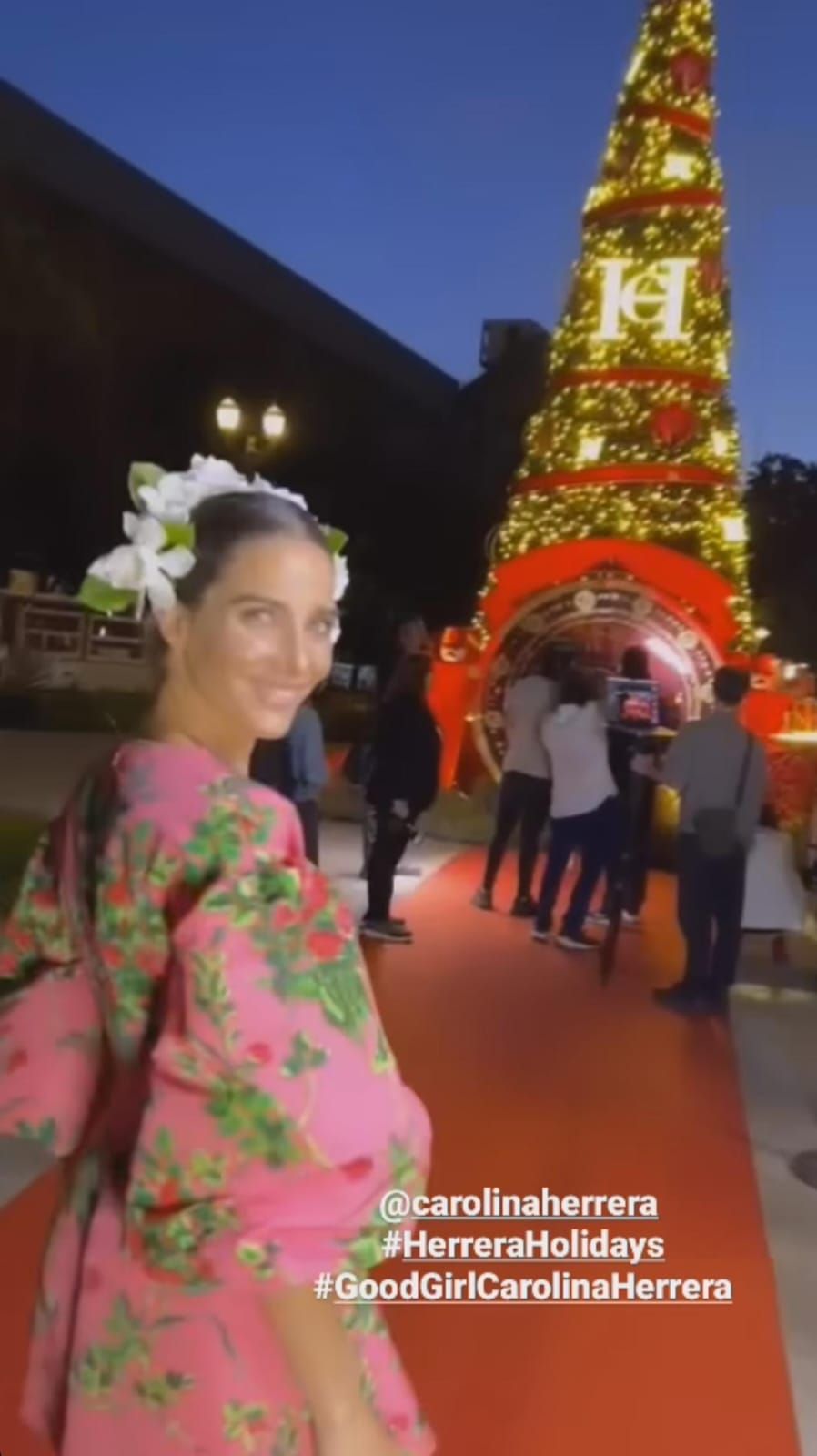 Juanita Viale con un tocado de flores en el cabello