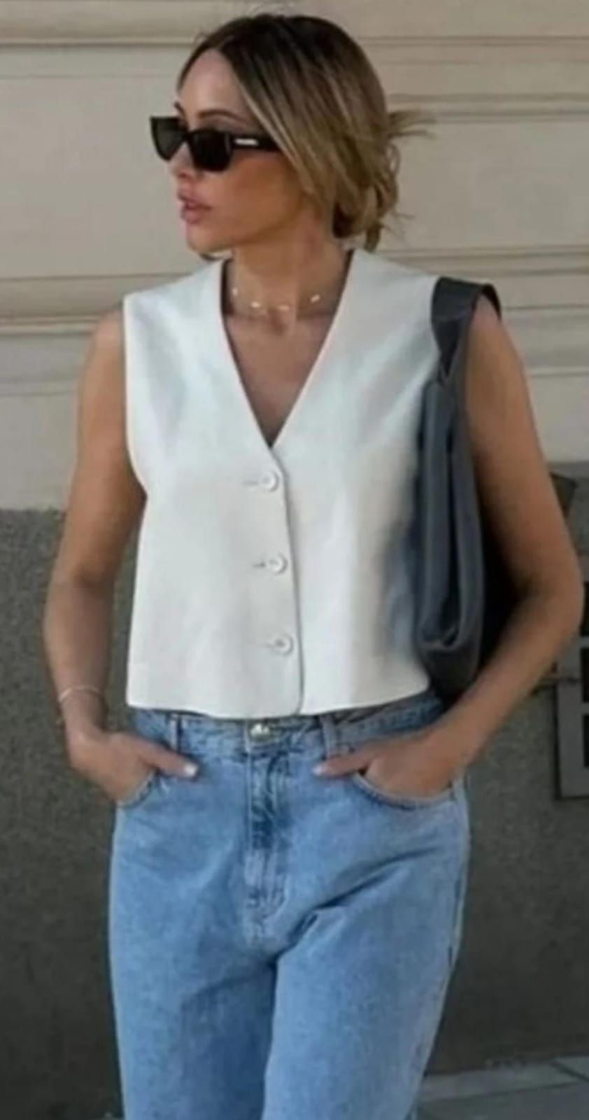 Verónica Lozano en un traje sastrero de dos piezas