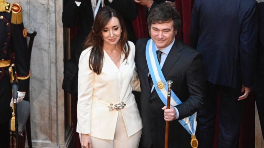 A medida y pagado por ella misma: así fue el look de Victoria Villarruel para la asunción de Javier Milei