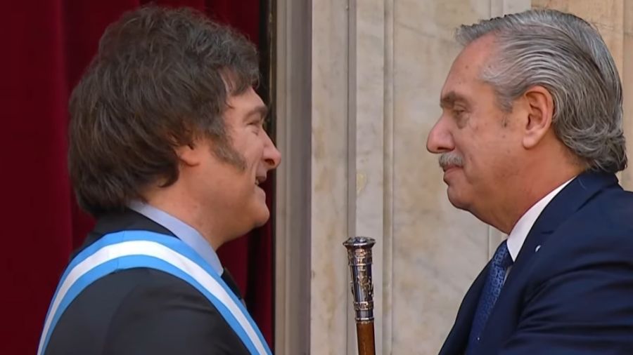 El último gesto presidencial de Alberto Fernández fue guiñarle un ojo a  Javier Milei | Perfil