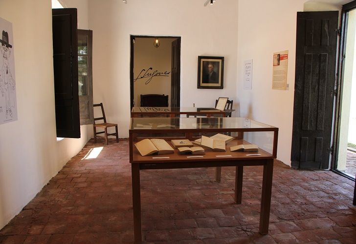 Casa Museo Lugones vitrina libros