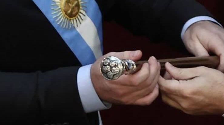 El detalle de Conan y sus clones en el nuevo bastón presidencial, que Milei le mostraba a Cristina Kirchner.