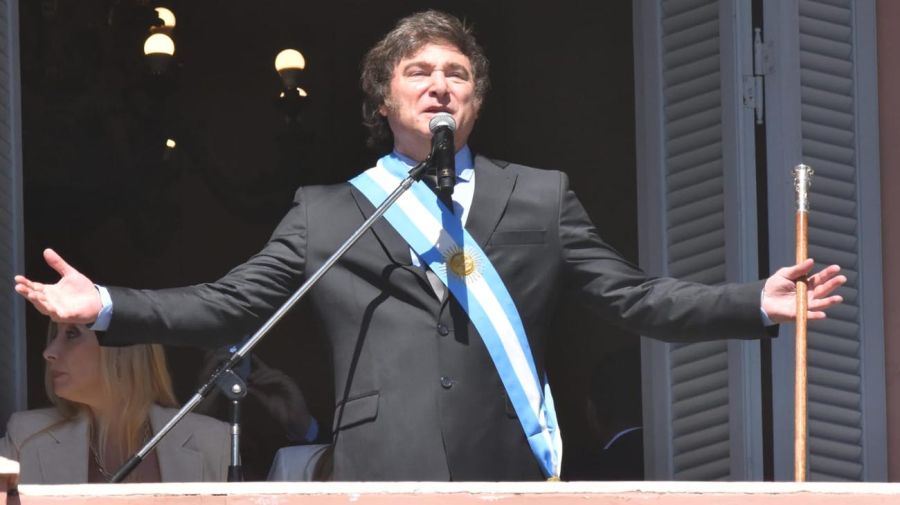 El presidente Javier Milei asomado en el balcón de la casa Rosada