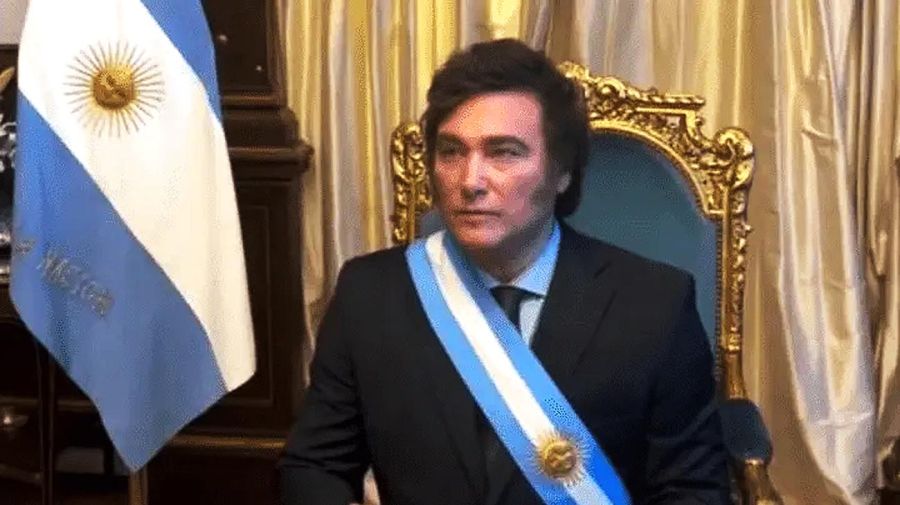 El presidente Javier Milei sentado en el sillón de Rivadavia en la casa Rosada