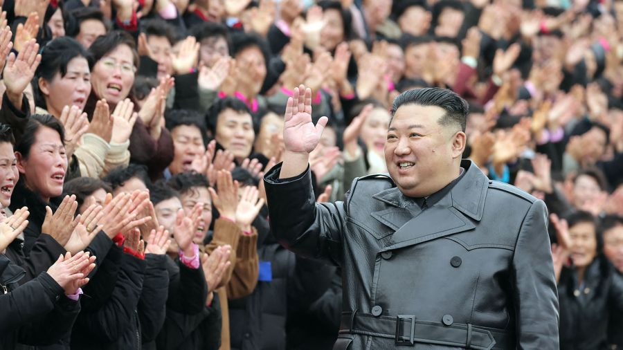 Fotogaleria Kim Jong Un saludando mientras participa en una fotografía conmemorativa con participantes de la Quinta Convención Nacional de Madres en Pyongyang