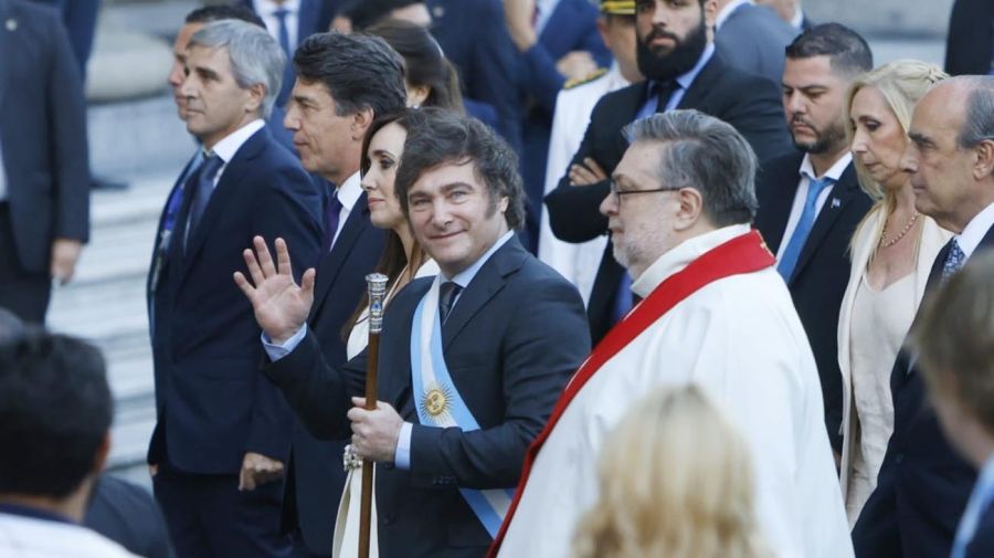 Javier Milei y su gabinete se dirigen a la ceremonia en la Catedral
